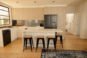 Family-Friendly Escape Walk to Cafés & Creek