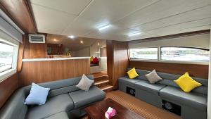 La Merry Yacht cruise