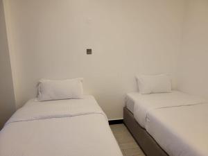 Comfort living three bedroom apartment with fully equipped gym swimming pool private parking space ,child play area and amazing scenic views which offers comfort and luxurious lifestyle