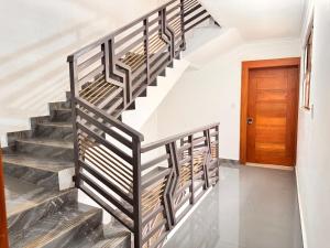 NEW 8apts enjoy HUGE 4 bedrs