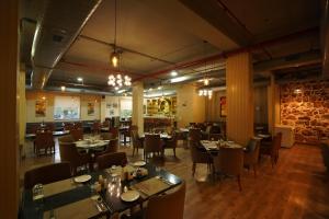 Hotel Luxe Opera NH8 - 7km from IGI Airport Delhi