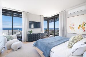 Sea Point Lux 3-Bedroom Penthouse with Hot Tub and Ocean Views - Onsite Parking