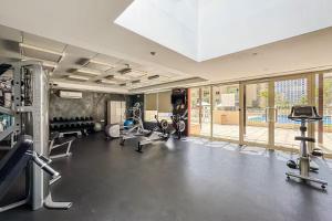 Vogue Vacation Homes, The Greens Al Alka near Mall of the Emirates, One Bedroom Apartment with Balcony and Vibrant community View, Access toAmenities