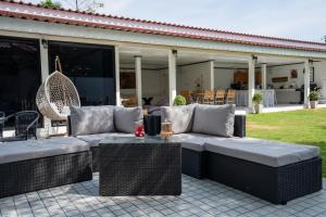 Private Luxury Villa 4BR Pool Near Beach