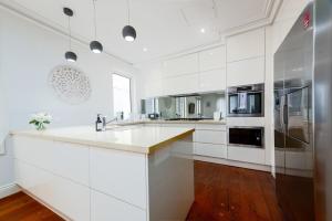 Spacious 3BR Duplex Escape - Free Parking