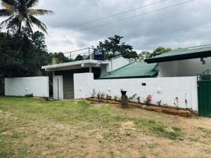 Charming 3-Bedroom Apartment with Garden in Kandy