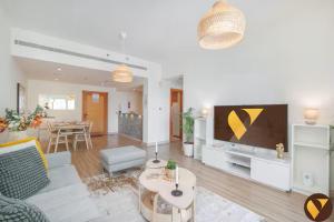 Vogue Vacation Homes, The Greens Al Alka near Mall of the Emirates, One Bedroom Apartment with Balcony and Vibrant community View, Access toAmenities