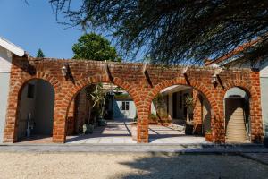 The Valley Escape - The Refined Arches