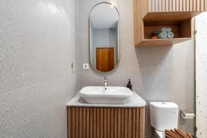 Villa Casa Zaya B - Stylish Mezzanine 1BR Home in Canggu