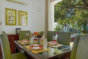 Berlin House Pet-friendly 4-BHK Hillside Getaway Amid Pine Forests with Valley & Sunset Views Near Kasauli