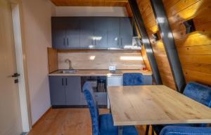 Golden Cabin 2 Gjinar by PikHost