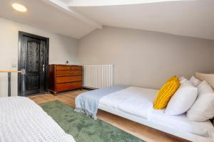 Central 4-Bedroom House with Private Terrace and 2 Bathrooms