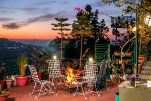 Berlin House Pet-friendly 4-BHK Hillside Getaway Amid Pine Forests with Valley & Sunset Views Near Kasauli
