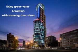 Novotel Atlantis Shanghai - Enjoy our great-valued breakfast in our rooftop revolving restaurant with a stunning river view & utilize our FREE self-serviced laundry