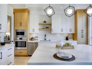 BRAND NEW LUXURY 4 Beds 4 baths Home Langley Perfect for Families and Groups