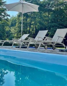 Dom pod lasem z prywatnym basenem i balią