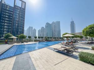 Free housekeeping visits during your stay - StayShort - Premium 1BR Downtown Dubai Escape with Pool