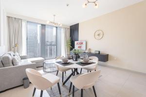 Free housekeeping visits during your stay - StayShort - Premium 1BR Downtown Dubai Escape with Pool