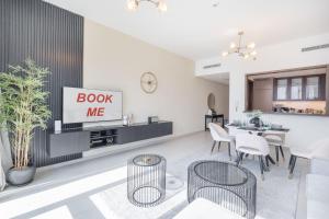 Free housekeeping visits during your stay - StayShort - Premium 1BR Downtown Dubai Escape with Pool