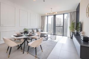 Free housekeeping visits during your stay - StayShort - Premium 1BR Downtown Dubai Escape with Pool