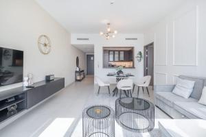 Free housekeeping visits during your stay - StayShort - Premium 1BR Downtown Dubai Escape with Pool