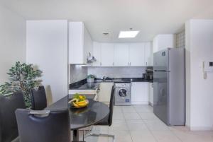 Free housekeeping visits during your stay - StayShort - Scenic 2BR Apartment in Dubai Marina Near the Beach