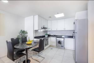 Free housekeeping visits during your stay - StayShort - Scenic 2BR Apartment in Dubai Marina Near the Beach