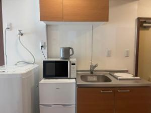 Clear Sky Guesthouse 305 Direct to Narita Airport, 8-minute walk from Kinshicho Station, within walking distance of Asakusa and Clear Sky Tower, 50 minutes to Disneyland, 1 minute to the mall