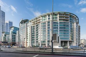 Modern 2 bed in brilliant St Georges Wharf - Pass the Keys