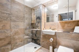 Modern 2 bed in brilliant St Georges Wharf - Pass the Keys