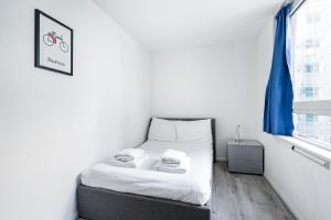 Modern 2 bed in brilliant St Georges Wharf - Pass the Keys