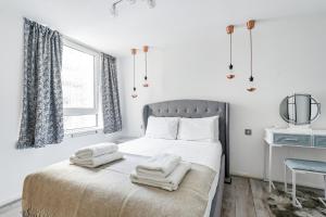 Modern 2 bed in brilliant St Georges Wharf - Pass the Keys