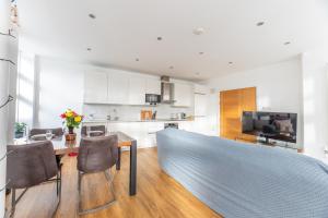 Bright central Kingston apartment with parking - Pass the Keys