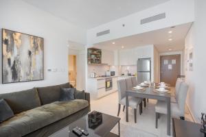 Free housekeeping visits during your stay - StayShort - Exclusive Sleeps 2 Apartment close to Burj Khalifa