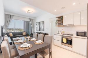 Free housekeeping visits during your stay - StayShort - Exclusive Sleeps 2 Apartment close to Burj Khalifa