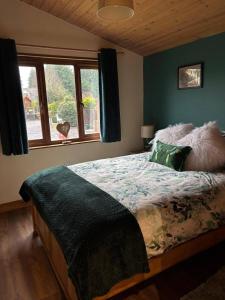 Luxury log cabin with hot tub- York