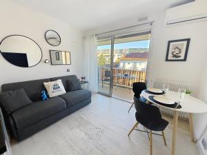 Bright and vast studio terrace easy parking Cannes heart of town 1 mn