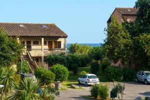 A nostra casetta corsa, Carina, en bord de mer
