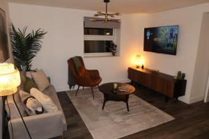 Stunning Modern 2 bed, 2 bath apartment with parking space