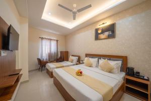 Perfectstayz Om Palace - Near Prem Mandir with Parking