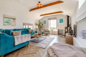 3 Bed in Mawgan Porth oc-p00824