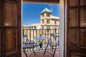 Private Balcony Walk to Mezquita Alcázar