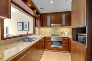 Waves - Luxury 2BR Apt With Burj Khalifa & Fountain View