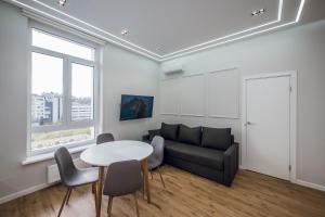 5-46 in RC Zhemchuzhyna 38, Zhylianska 68,Petrovdom Apartments