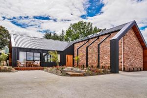 LUXE - Nestled in the hills of West Launceston