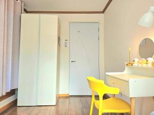 Dalpumga ##Up to 6 people # Subway 3 min # Airport bus 2 min # D0ngdaemun 12 min # Myeongd0ng 17 min # Seoul Station 20 min # Gyeongbokgung Palace, Bukchon Hanok Village, 25 min # Seongsu, Hongdae 35 min # Itaewon 30 min # Gangnam 40 min