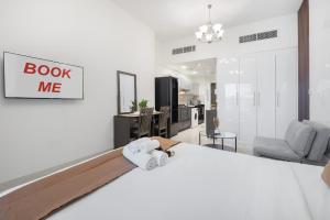 Free housekeeping visits during your stay - StayShort - Chic Business Bay Studio for 3 in Prime Location