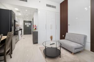 Free housekeeping visits during your stay - StayShort - Chic Business Bay Studio for 3 in Prime Location