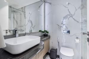 VayK - Extra-Large 2BR in Dubai Hills Close to Mall & Park