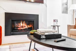 Sleeps 12 Downtown Entire home with rooftop